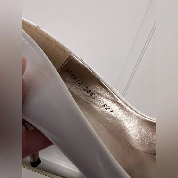 Vintage | Sevilla Genuine Leather White Almond Toe Pumps | Size 6.5 - Picture 7 of 11